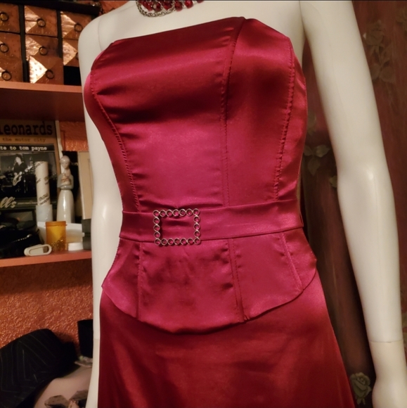 ❤NWOT- Gorgeous Red Satin Strapless Gown w/ Belted Waist ❤ - Picture 7 of 15